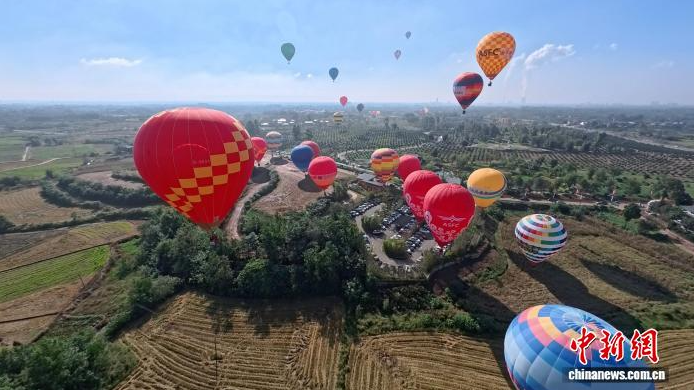 热气球“世家”父子同场竞技 三代传承映照中国低空运动“高飞”